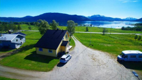 1 Room in The Yellow House, close to Airport & Lofoten